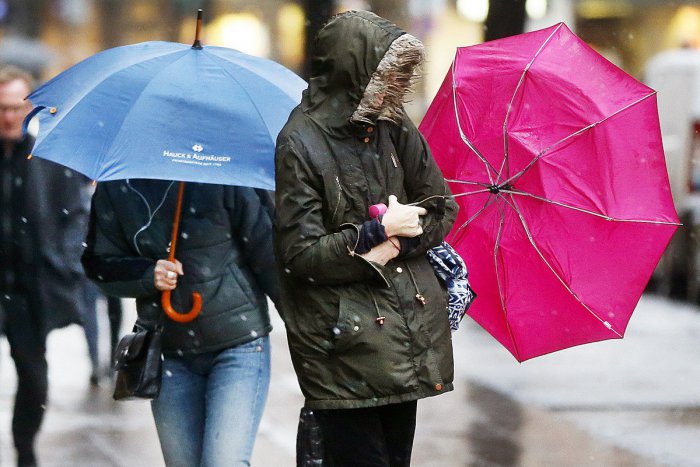 Ilustračný obrázok k článku Držte si klobúky, príde poriadne vetrisko. Meteorológovia varujú Revúcky okres