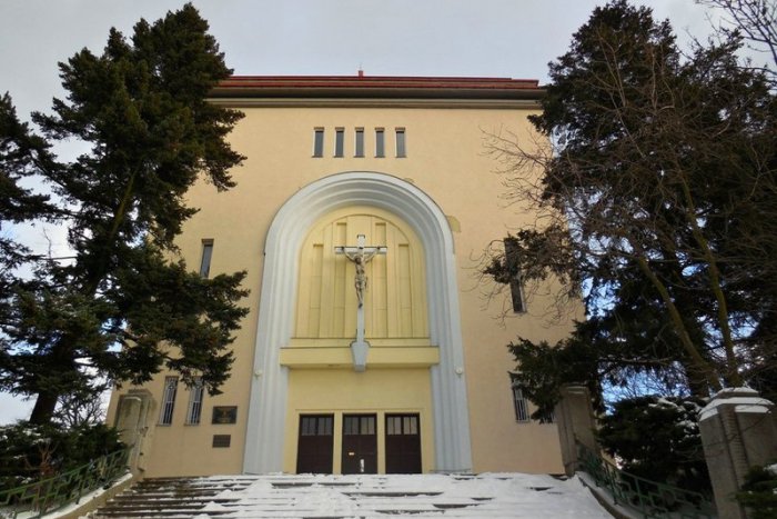 Ilustračný obrázok k článku Veža kostola na Kalvárii zavadzala výhľadu na Slavín. Museli ju zbúrať