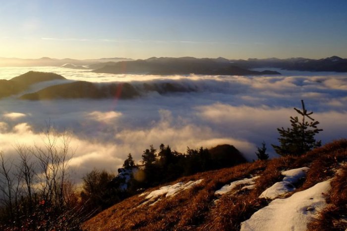 Ilustračný obrázok k článku Zimné počasie je v nedohľadne: Tento týždeň nás čaká hmla a dážď