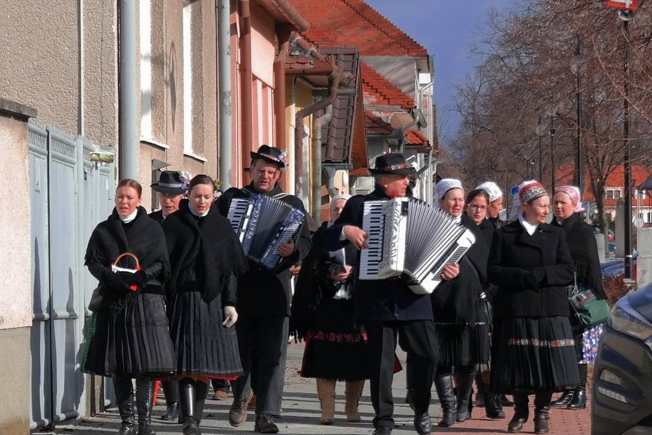 Ilustračný obrázok k článku FOTO: Hudba a dobrá nálada, celou obcou Topoľčianky prešiel fašiangový sprievod