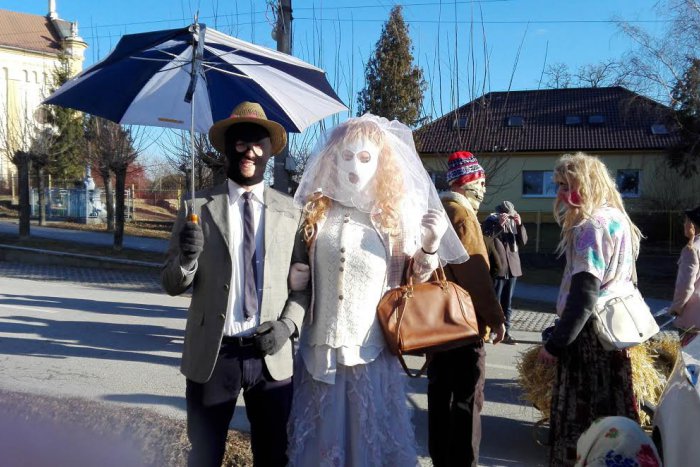 Ilustračný obrázok k článku Fašiangy na dedine: Partia mladíkov už roky udržiava ľudovú tradíciu