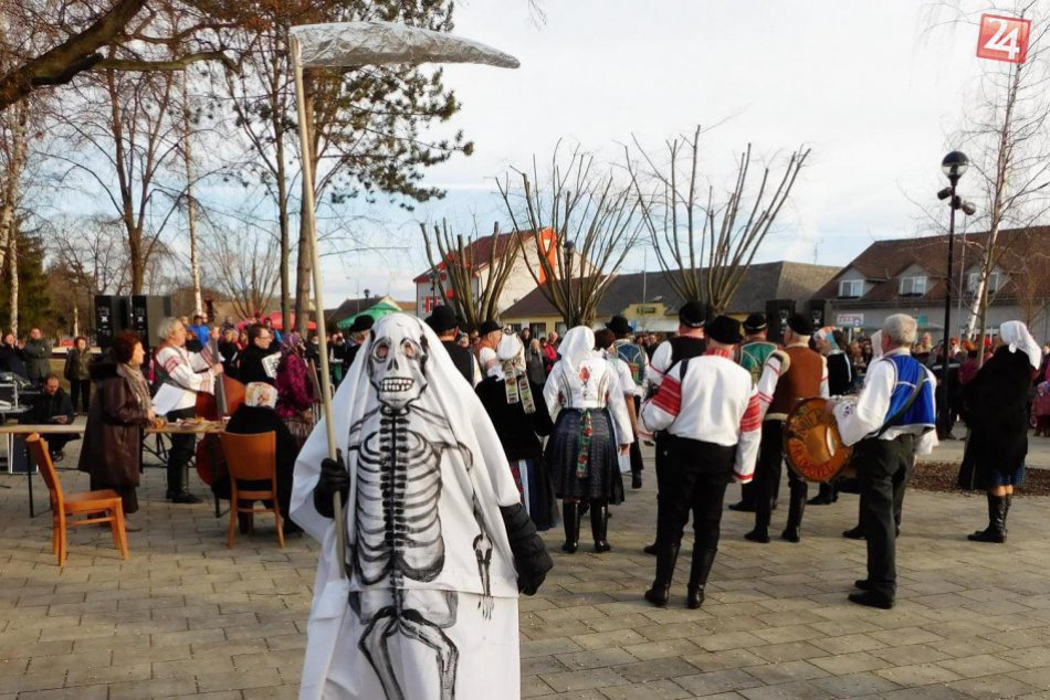 Ilustračný obrázok k článku Rozlúčka s fašiangami, ako sa patrí: V Leopoldove sa pochovávala basa, FOTO