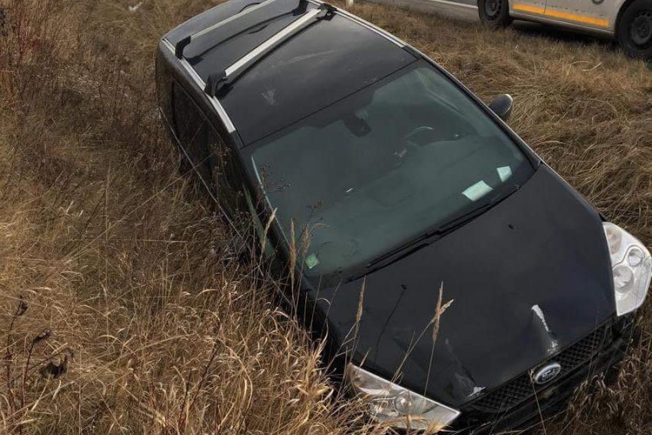 Ilustračný obrázok k článku Auto skončilo vedľa cesty: Vodič pri Matejovciach s mikrospánkom