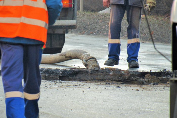 Ilustračný obrázok k článku ZÁBERY priamo z miesta: Pri nemocnici v Prešove sa prepadla časť cesty