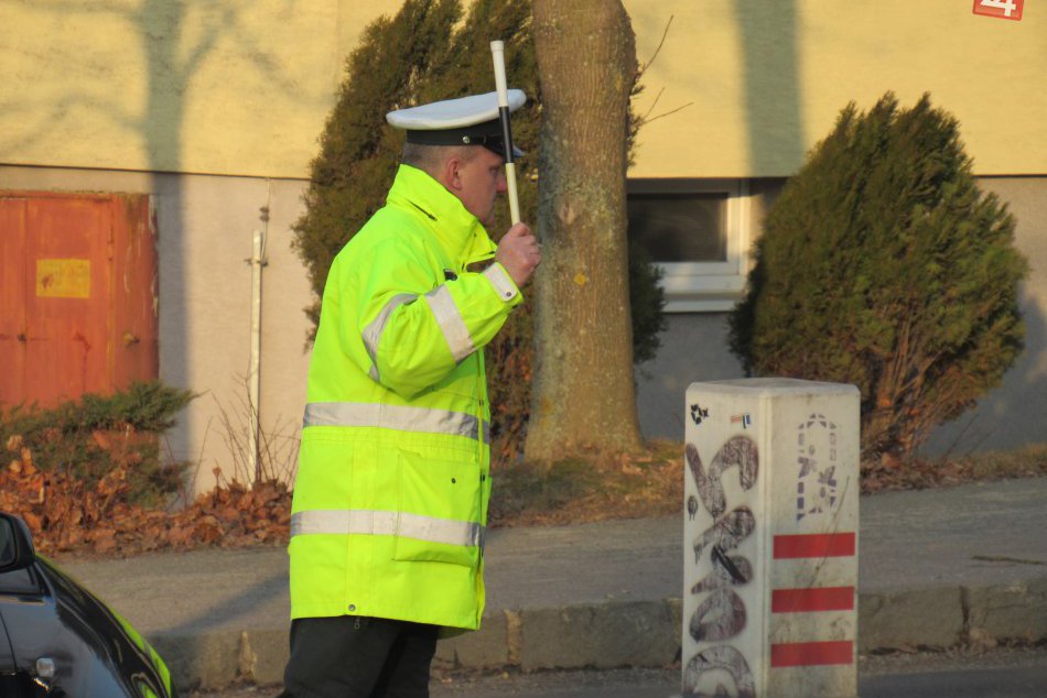 Ilustračný obrázok k článku Pri Lesíku delostrelcov sa prepadla cesta, dopravu riadia policajti!