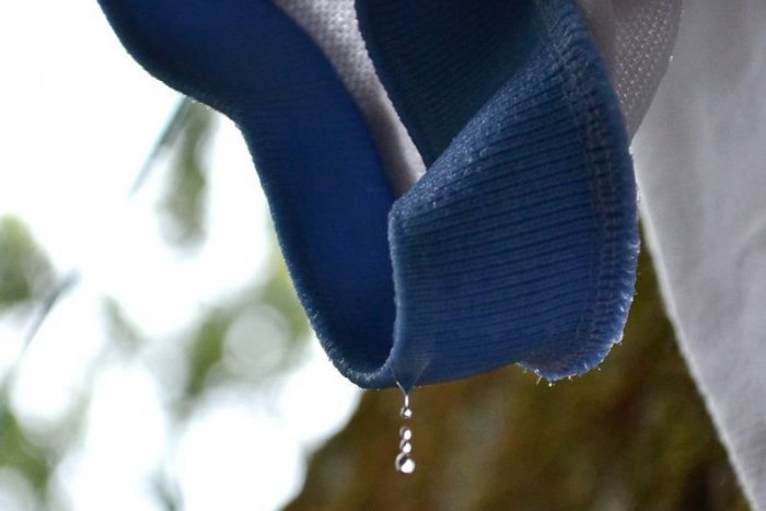 Ilustračný obrázok k článku S rukami vo vreckách, s mapami v podpazuší: Ako sa zbaviť nadmerného potu?