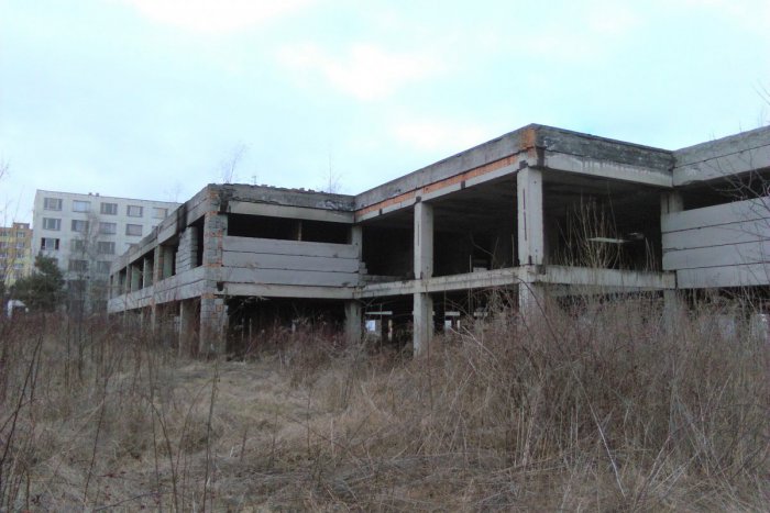 Ilustračný obrázok k článku FOTO: Starý skelet roky hyzdí lučenecké sídlisko. Črtá sa projektová dokumentácia