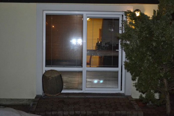 Ilustračný obrázok k článku Maskovaní muži spútali v dome rodinu s deťmi, ukradli tisíce eur