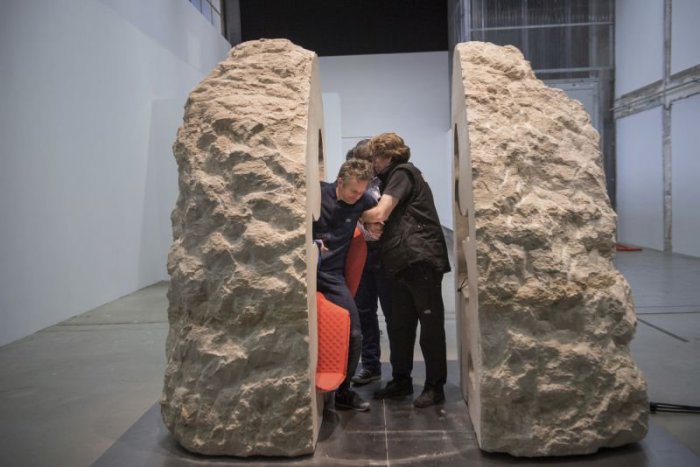 Ilustračný obrázok k článku KURIOZITA DŇA: Umelec sa nechal uväzniť do skaly