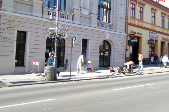 Ilustračný obrázok k článku FOTO: Pred lučeneckou radnicou je opäť rušno. Prečo musia ľudia trpieť obmedzenia?