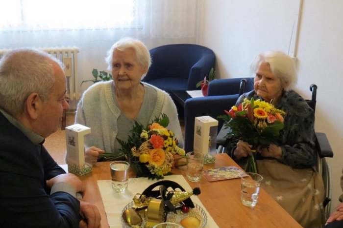 Ilustračný obrázok k článku V Petržalke oslavovali krásne jubileum 90-ročné dvojičky