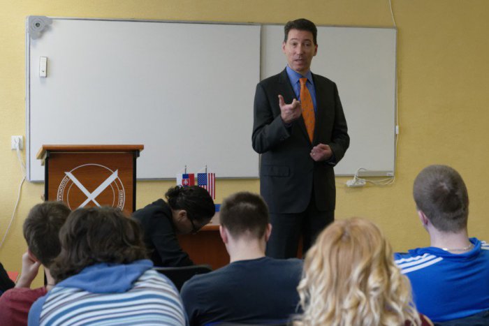 Ilustračný obrázok k článku Americký veľvyslanec priblížil odovzdávanie úradu prezidenta