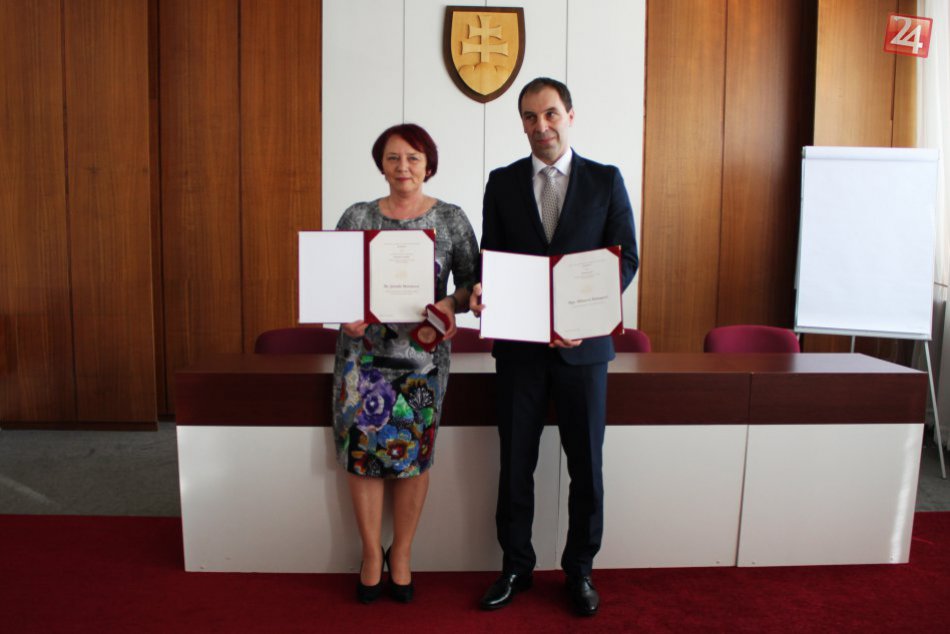 Ilustračný obrázok k článku Minister ocenil pracovníkov popradského úradu práce: Tvrdá práca a uznanie