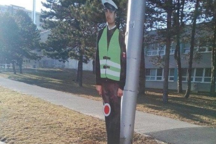 Ilustračný obrázok k článku Vandali v Lamači poškodzujú a kradnú makety policajtov