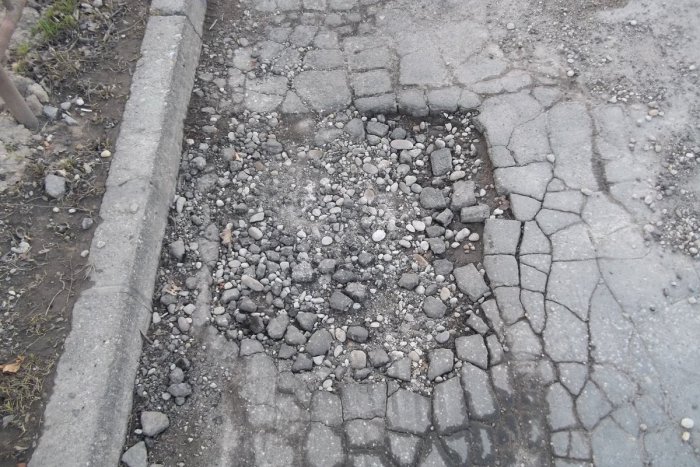 Ilustračný obrázok k článku Po zime si cesty a chodníky pýtajú svoje: Začínajú sa opravné práce