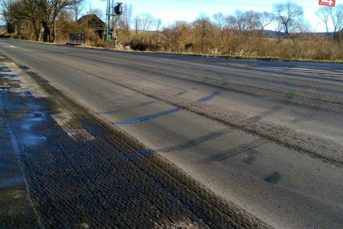 Ilustračný obrázok k článku FOTO: Sfrézovaná cesta pri Lučenci stále máta vodičov. Kedy ju dajú do poriadku?