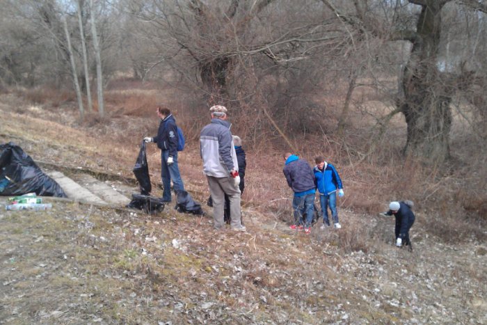 Ilustračný obrázok k článku V Šali čistia okolie Váhu: Pôjdu až k Čerešňovému sadu