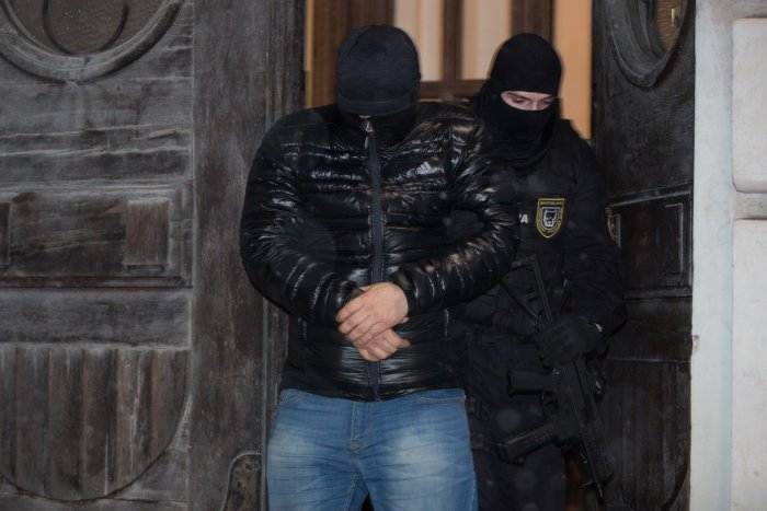 Ilustračný obrázok k článku Veľký záťah 200 kukláčov NAKA: Stopy drog vedú do Žiliny!