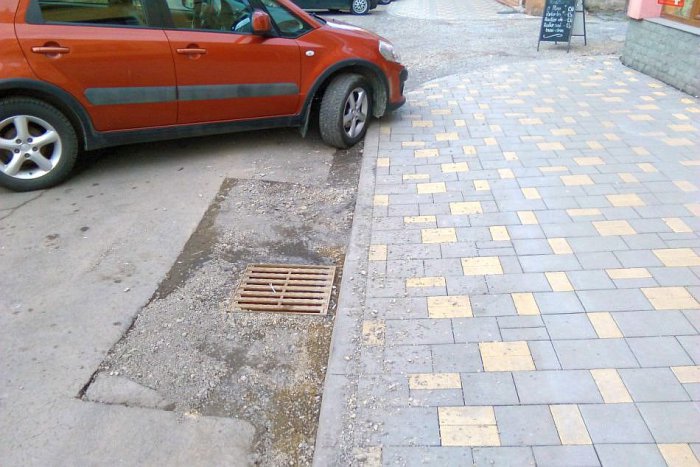 Ilustračný obrázok k článku FOTO: Dokončený chodník, no lučeneckí vodiči hromžia. Pri prácach odkrojili z cesty