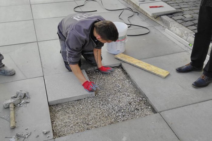 Ilustračný obrázok k článku Polámané dlaždice na Židovskej ulici postupne vymenia za nové