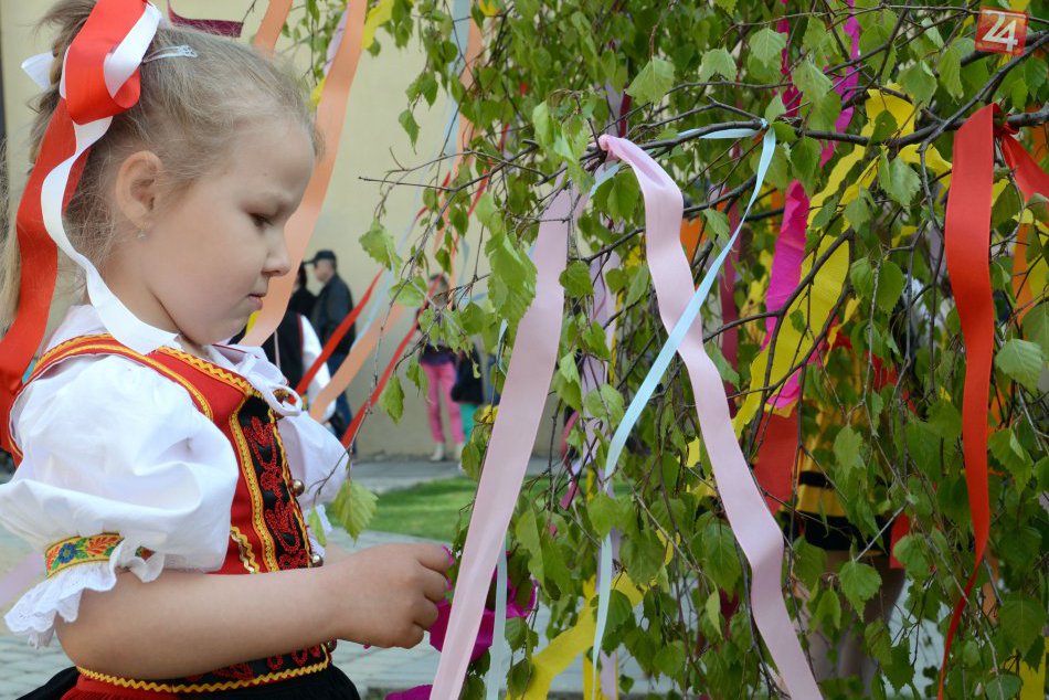 Ilustračný obrázok k článku Tradičné stavanie mája v Moravciach: Čo si pre nás pripravilo mesto?