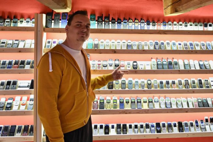 Ilustračný obrázok k článku KURIOZITA DŇA: Tomuto Slovákovi sa "nedovoláte", hoci má stovky mobilov