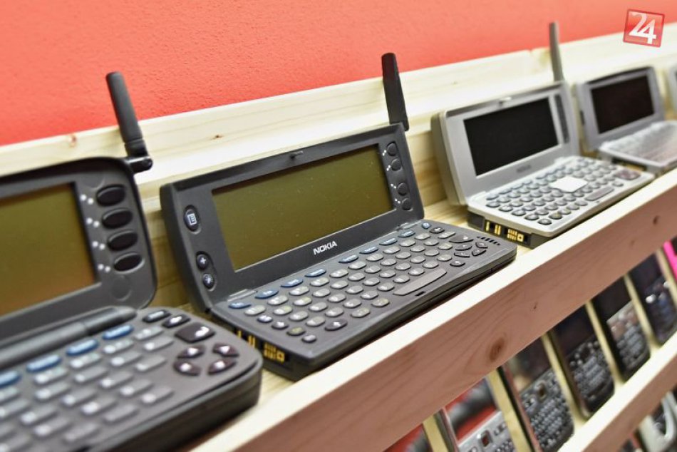 Ilustračný obrázok k článku SVET O SLOVENSKU: Úžasná zbierka mobilov propaguje Dobšinú