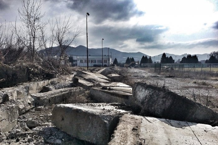 Ilustračný obrázok k článku OBRAZOM: Na futbalovom štadióne v Humennom prebieha ďalšie búranie