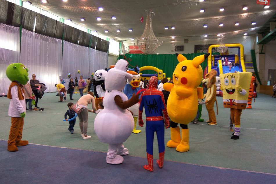 Ilustračný obrázok k článku Detské úsmevy v Zámkoch: Stanovište si tu rozložili rozprávkové postavičky, FOTO