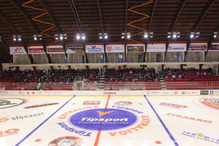 Ilustračný obrázok k článku Nevšedná akcia na bystrickom zimáku. Desiatky firiem a víťazný zápas hokejistov UMB
