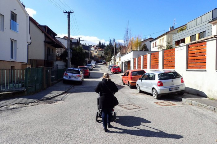 Ilustračný obrázok k článku Bratislavské pasce: Keď sa na chodníkoch parkuje a mamička tlačí kočík po ceste I.