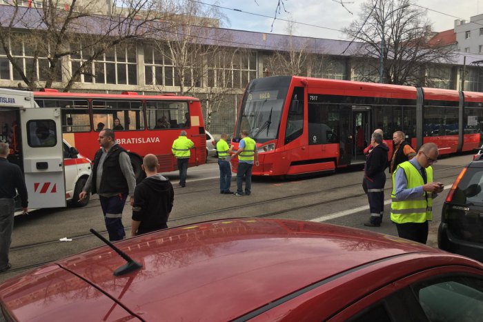Ilustračný obrázok k článku Polícia vyšetruje dopravnú nehodu, pri ktorej došlo k stretu električky s chodcom