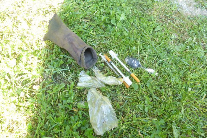 Ilustračný obrázok k článku Drogy priamo na zvolenskom cintoríne? Polícia zadržala 2 podozrivé osoby