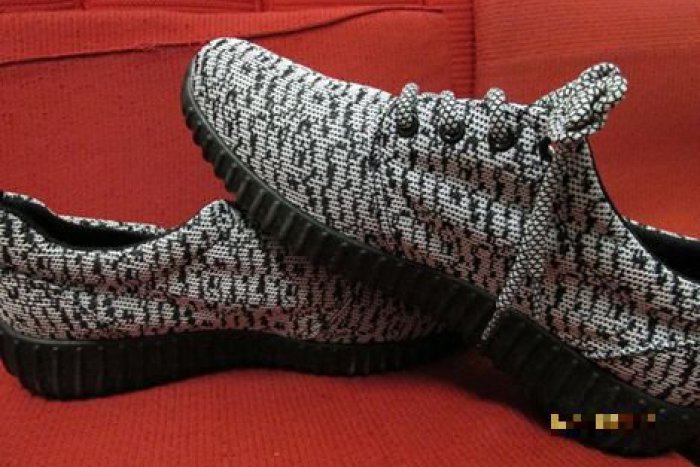 Ilustračný obrázok k článku FOTO: Veľká akcia bystrických colníkov. Zaistili stovky párov napodobnenín obuvi