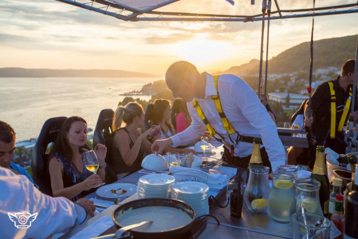 Ilustračný obrázok k článku Romantika v oblakoch: Vychutnajte si lahodné menu v 50-metrovej výške