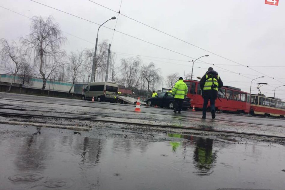Ilustračný obrázok k článku Na Vajnorskej ulici sa zrazila električka s osobným autom