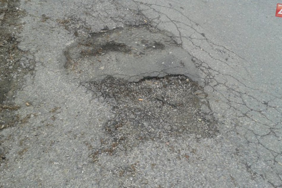 Ilustračný obrázok k článku Cesta na Gajdovku je v dezolátnom stave: Čo bráni mestu v oprave?