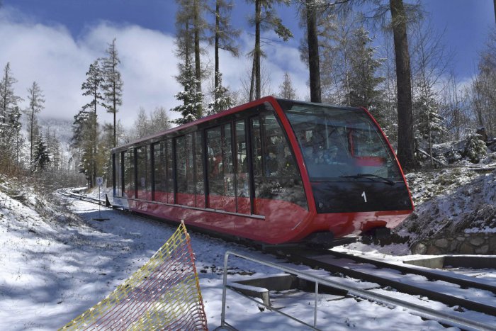 Ilustračný obrázok k článku Z REGIÓNOV: Tatranská údržba, lanovka zo Starého Smokovca na Hrebienok nepremáva