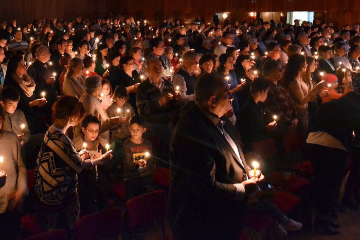 Ilustračný obrázok k článku FOTO: Plná sála, more horiacich sviečok. Humenné zažilo unikátnu krížovú cestu