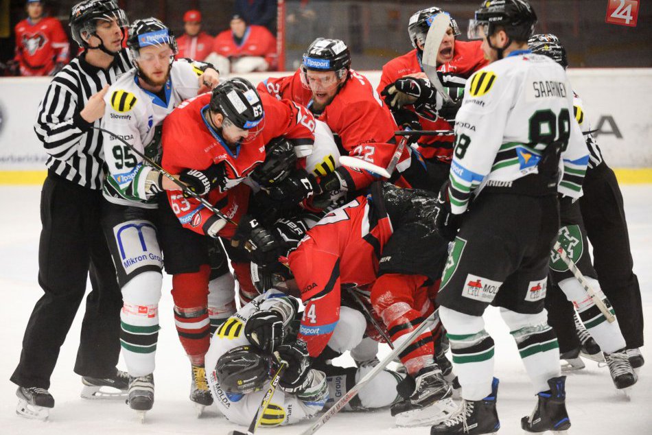 Ilustračný obrázok k článku FOTO: Dramatický boj baranov na ľade Zámkov. Séria play-off sa vráti pod Urpín