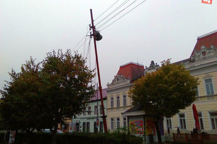 Ilustračný obrázok k článku FOTO: Naklonené stĺpy už na lučeneckom námestí strašiť nebudú. Konečne ich odstránia