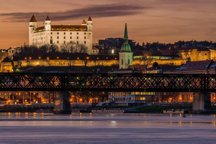 Ilustračný obrázok k článku Bratislava bude zachraňovať Zem. Dominanty mesta sa ponoria do tmy