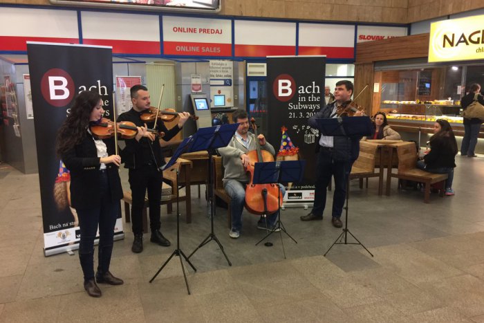 Ilustračný obrázok k článku Cestujúcim spríjemnilo čakanie na autobus sláčikové kvarteto