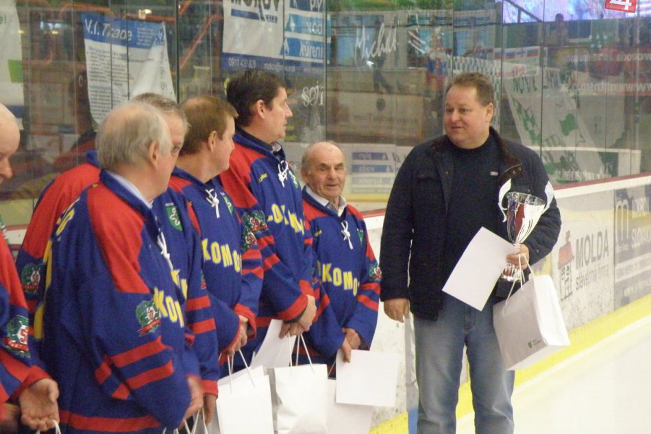 Ilustračný obrázok k článku Registrovaný hokej v Zámkoch slávi päťdesiatku: Uctili si jeho pamätníkov, FOTO