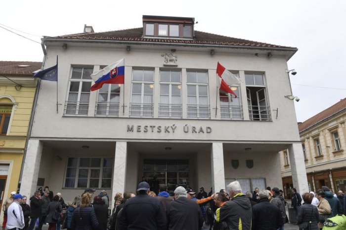 Ilustračný obrázok k článku Trenčanom sa nepáči nový systém parkovania: Nepomestili sa do sály na zastupiteľstve