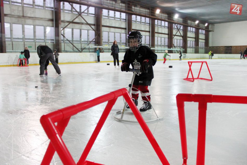 Ilustračný obrázok k článku FOTO: Lákadlá pre športuchtivých Bystričanov. Letné korčuľovanie na ľade s NOVINKAMI
