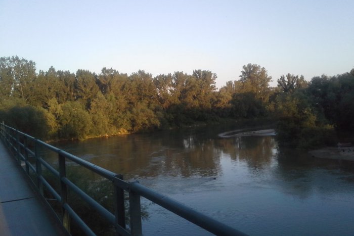 Ilustračný obrázok k článku Vodákom sa pri Bystrici naskytol strašný pohľad: Telo ženy zachytené o skalu