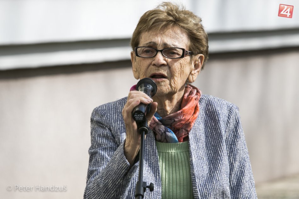 Ilustračný obrázok k článku FOTO: Transport židovských dievčat do Auschwitzu pripomína pamätná tabuľa