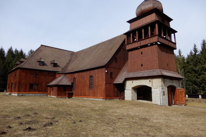 Ilustračný obrázok k článku Známy kostol na Liptove: Drevený artikulárny kostol má šesťtisícovú kapacitu