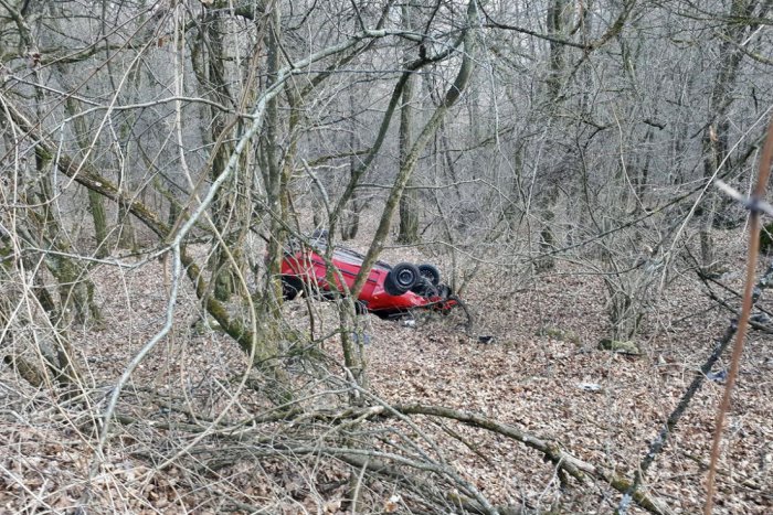 Ilustračný obrázok k článku Auto skončilo na streche: Vodiča (35) ratovali záchranári
